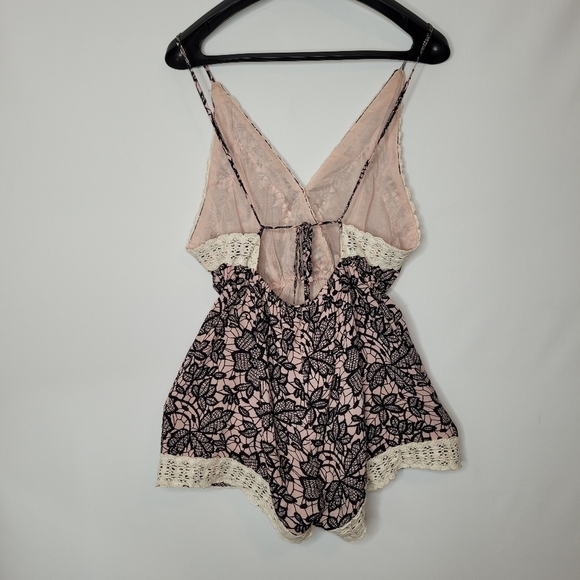 Win-Win Apparel Pink Floral Lace Knit Romper - Picture 2 of 12